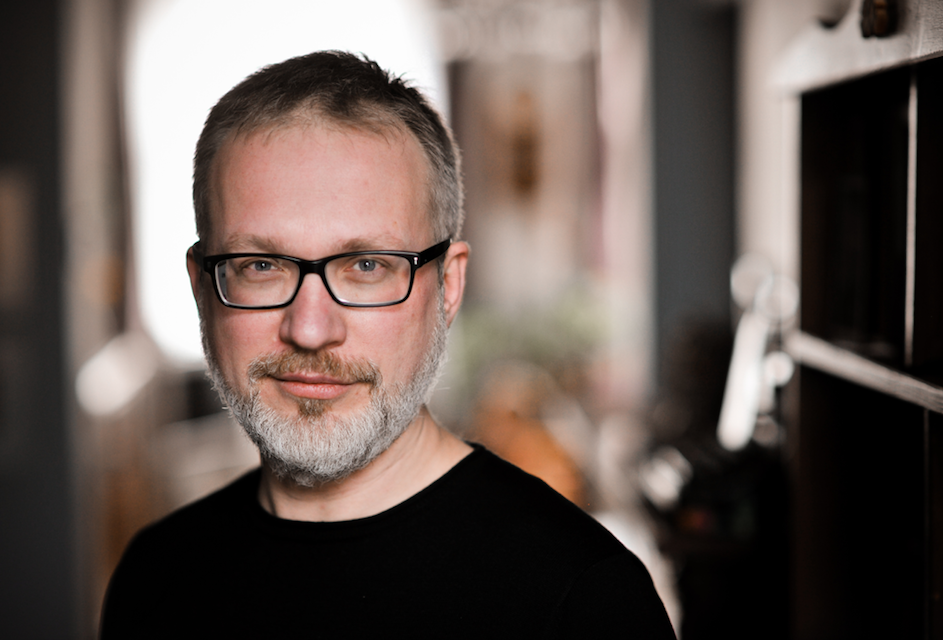 Writer and journalist Osvalds Zebris just received the European Union Prize for
Literature for his third novel “Gaiļu kalna ēnā” (“In the Shadow of
Rooster Hill”) published in 2014 by “Dienas Grāmata” as part of the &ld