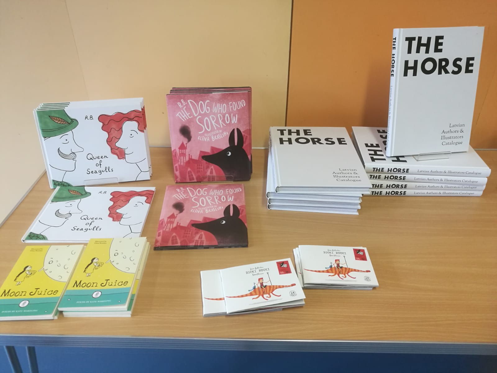From 14th to 25th August, London was hosting a traveling display of “The
Horse” catalogue put together by the Latvian Literature platform, Latvian
authors and illustrators. In early September, the exhibit will be traveling to
Newcastle.